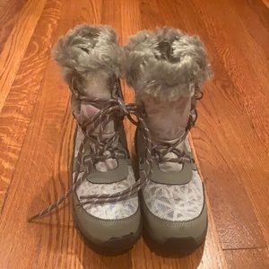 Bearpaw Marina Youth Snowboot in Gray